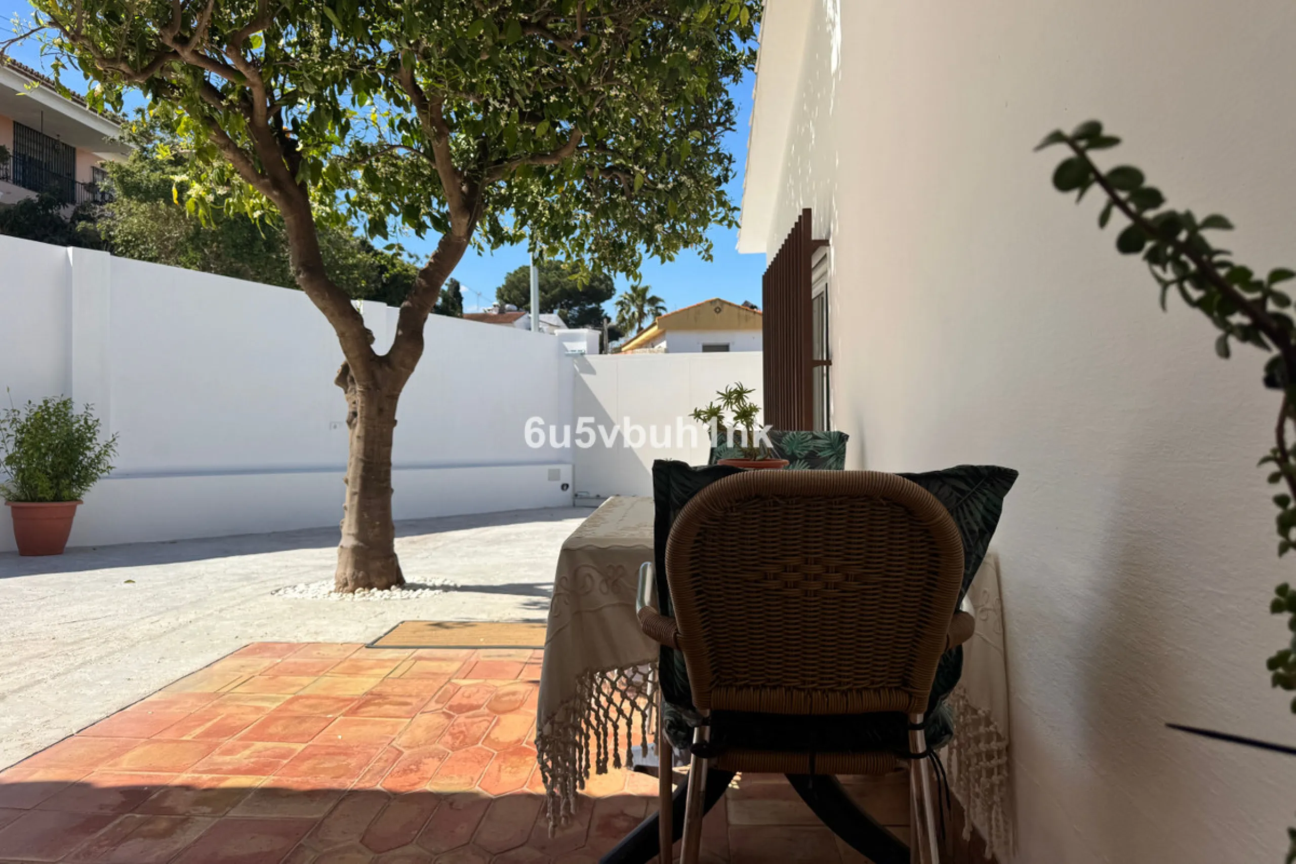 There comes a stage in life when the ideal home is no longer the biggest one — but the one that simply makes everyday living easier, more comfortable and enjoyable. This single-level property in Alhaurín de la Torre captures that idea beautifully.