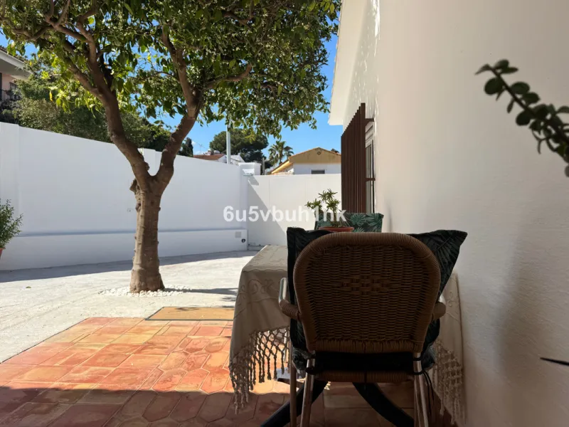 There comes a stage in life when the ideal home is no longer the biggest one — but the one that simply makes everyday living easier, more comfortable and enjoyable. This single-level property in Alhaurín de la Torre captures that idea beautifully.