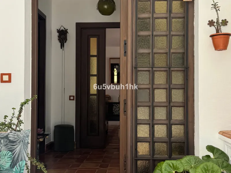 There comes a stage in life when the ideal home is no longer the biggest one — but the one that simply makes everyday living easier, more comfortable and enjoyable. This single-level property in Alhaurín de la Torre captures that idea beautifully.