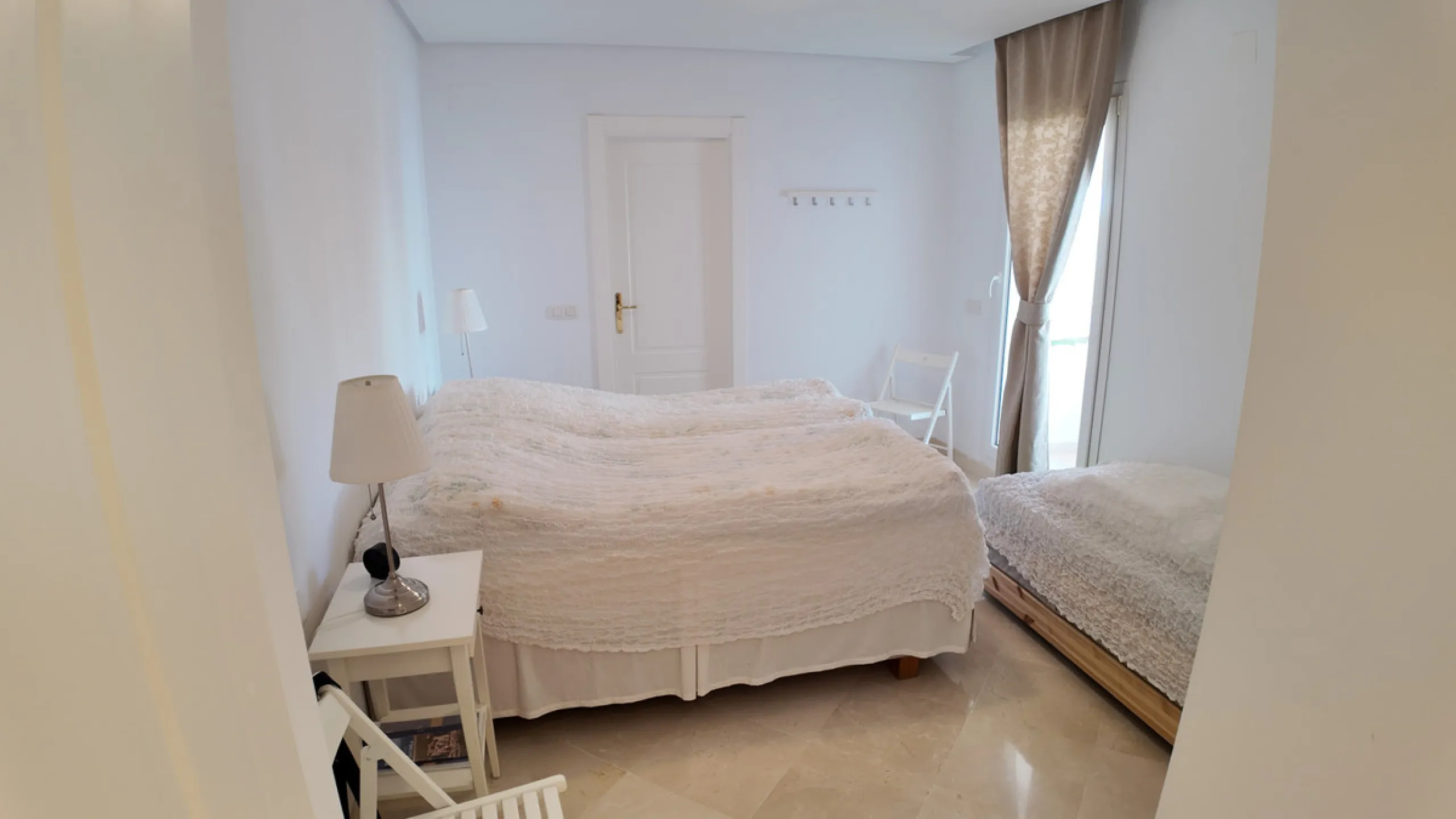 Apartment - Middle Floor Apartment в продаже в Marbella, Málaga. В доме 2 спален и 4 ванных комнат. Площадь дома 154 м²