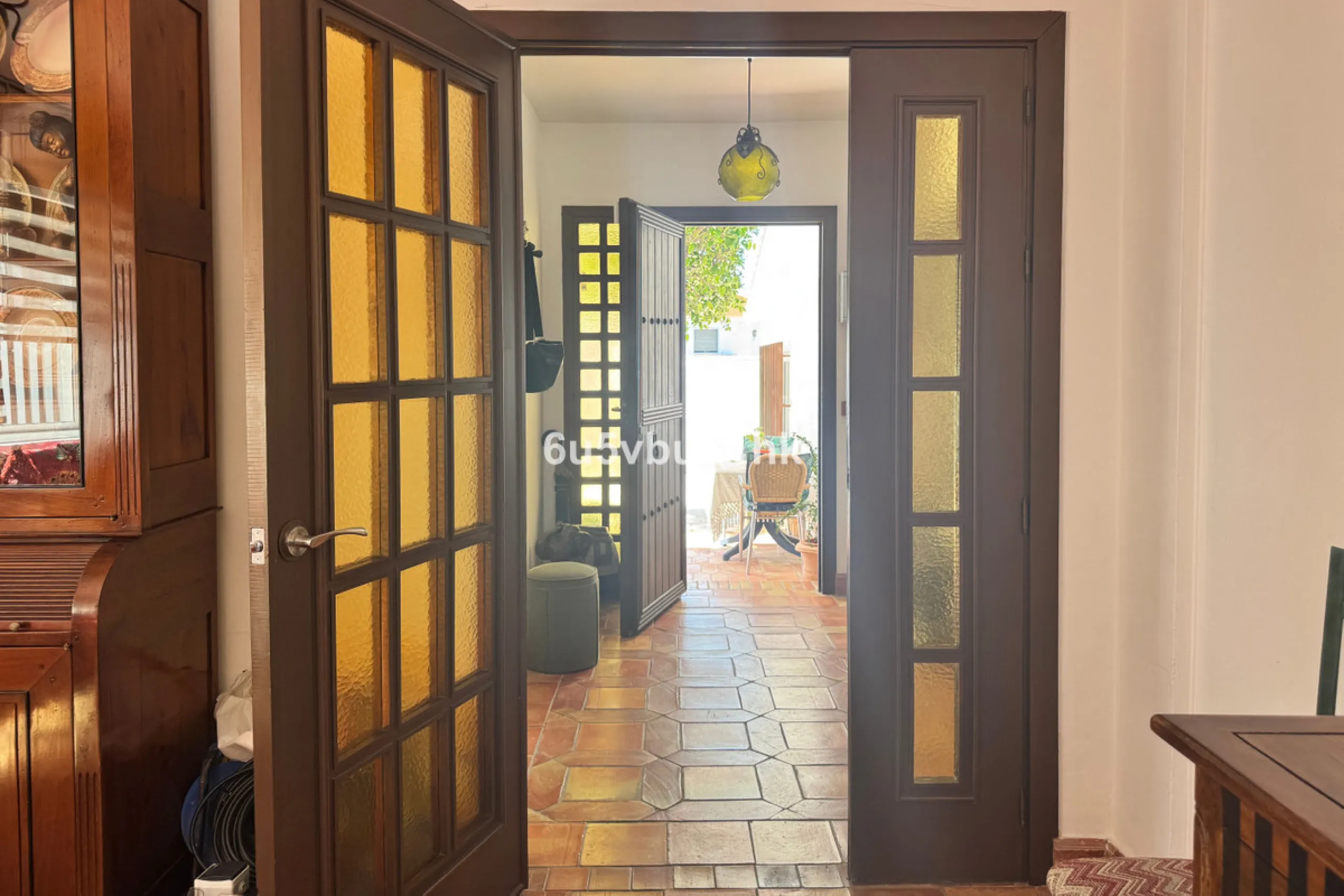 There comes a stage in life when the ideal home is no longer the biggest one — but the one that simply makes everyday living easier, more comfortable and enjoyable. This single-level property in Alhaurín de la Torre captures that idea beautifully.
