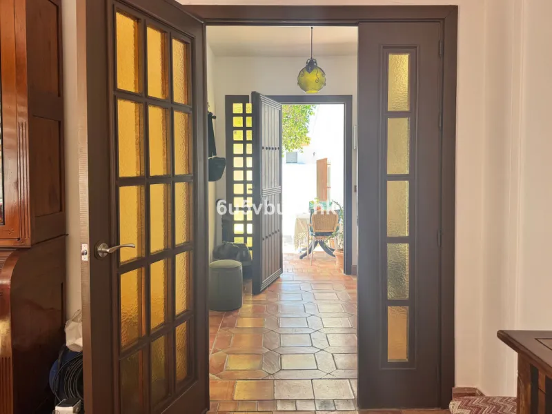 There comes a stage in life when the ideal home is no longer the biggest one — but the one that simply makes everyday living easier, more comfortable and enjoyable. This single-level property in Alhaurín de la Torre captures that idea beautifully.