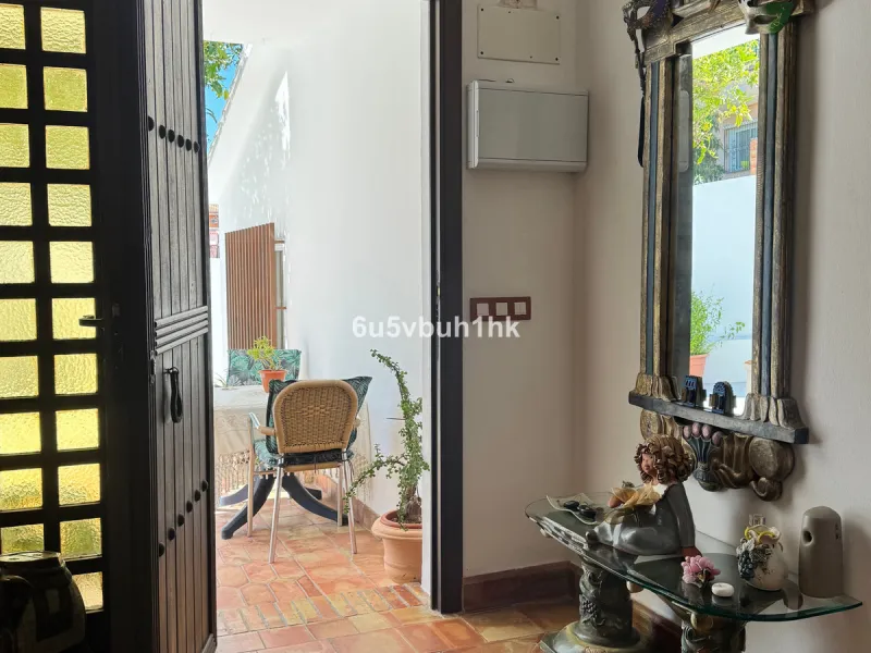 There comes a stage in life when the ideal home is no longer the biggest one — but the one that simply makes everyday living easier, more comfortable and enjoyable. This single-level property in Alhaurín de la Torre captures that idea beautifully.
