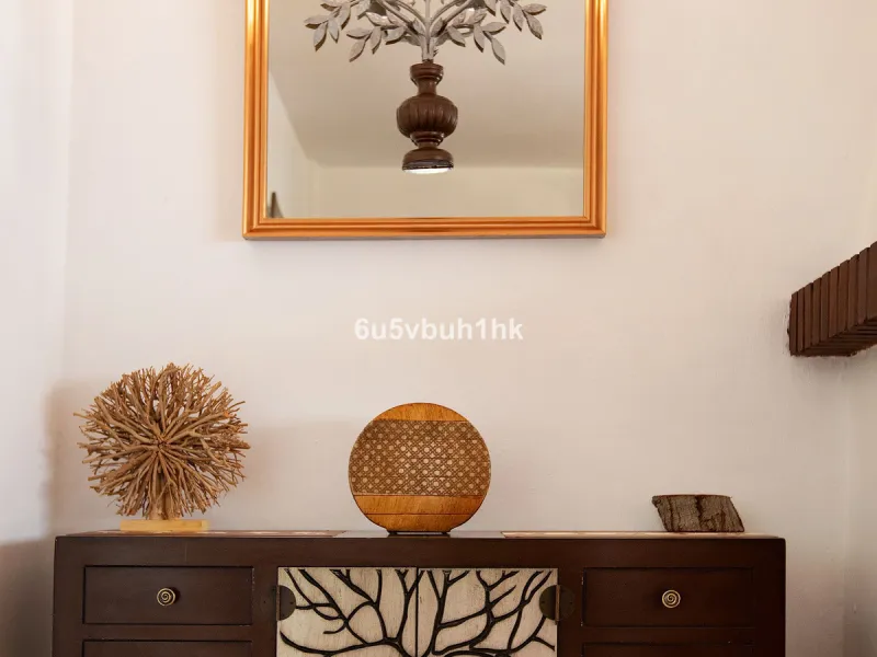 There comes a stage in life when the ideal home is no longer the biggest one — but the one that simply makes everyday living easier, more comfortable and enjoyable. This single-level property in Alhaurín de la Torre captures that idea beautifully.