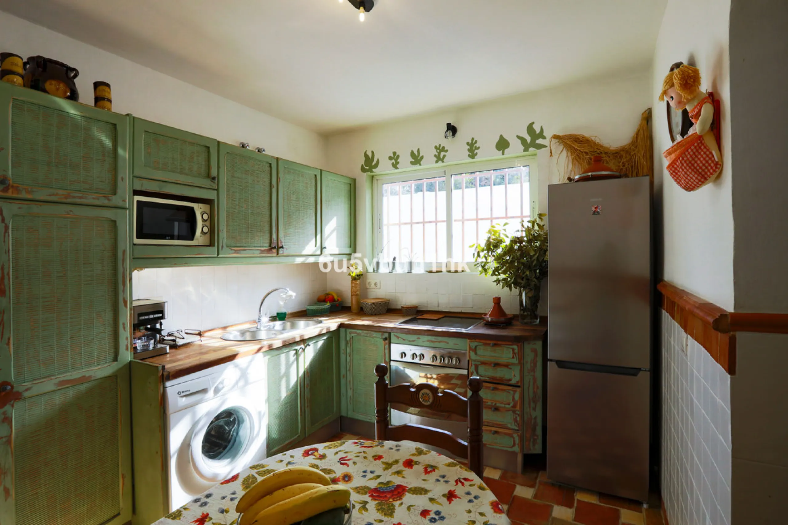There comes a stage in life when the ideal home is no longer the biggest one — but the one that simply makes everyday living easier, more comfortable and enjoyable. This single-level property in Alhaurín de la Torre captures that idea beautifully.