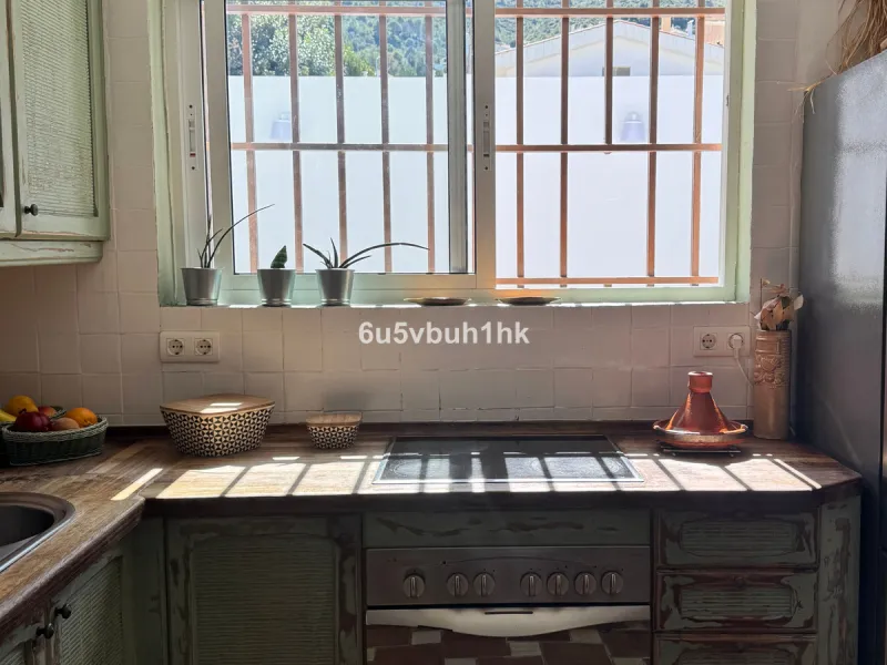 There comes a stage in life when the ideal home is no longer the biggest one — but the one that simply makes everyday living easier, more comfortable and enjoyable. This single-level property in Alhaurín de la Torre captures that idea beautifully.