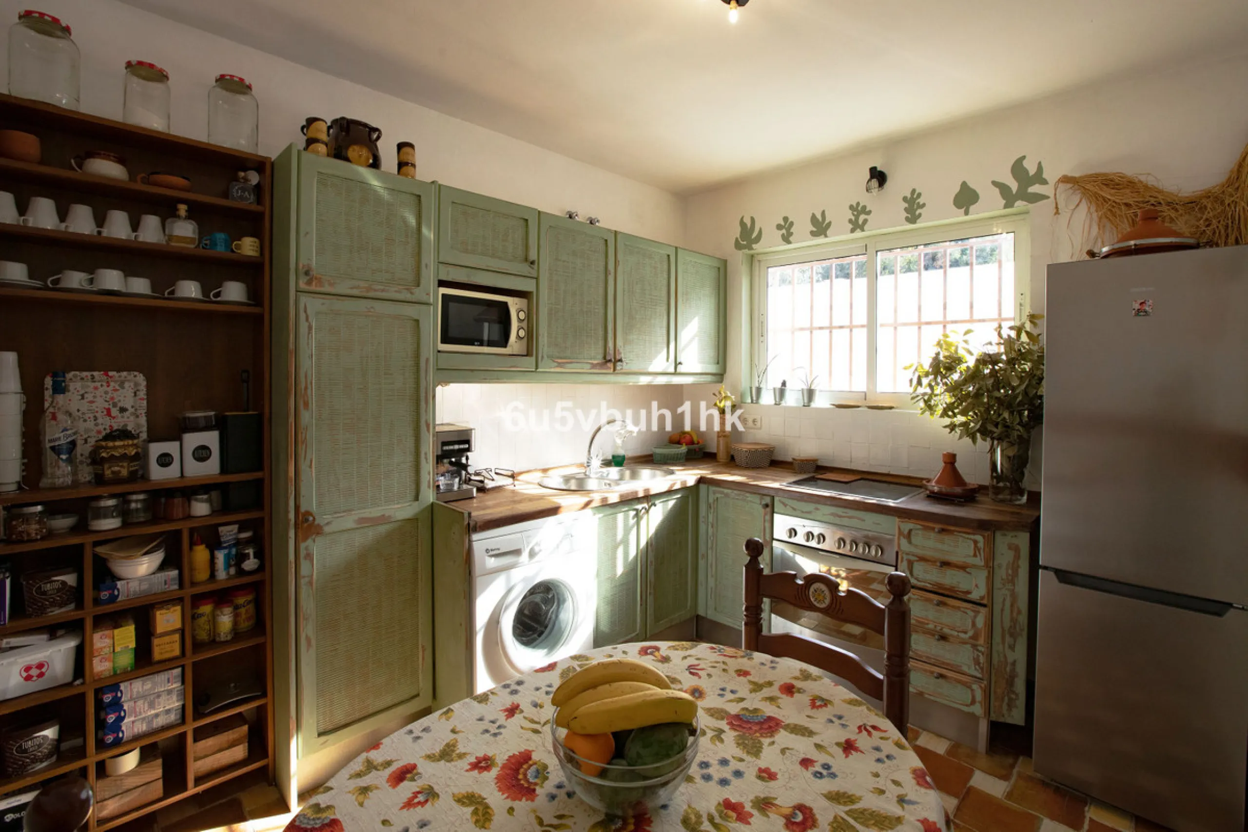 There comes a stage in life when the ideal home is no longer the biggest one — but the one that simply makes everyday living easier, more comfortable and enjoyable. This single-level property in Alhaurín de la Torre captures that idea beautifully.
