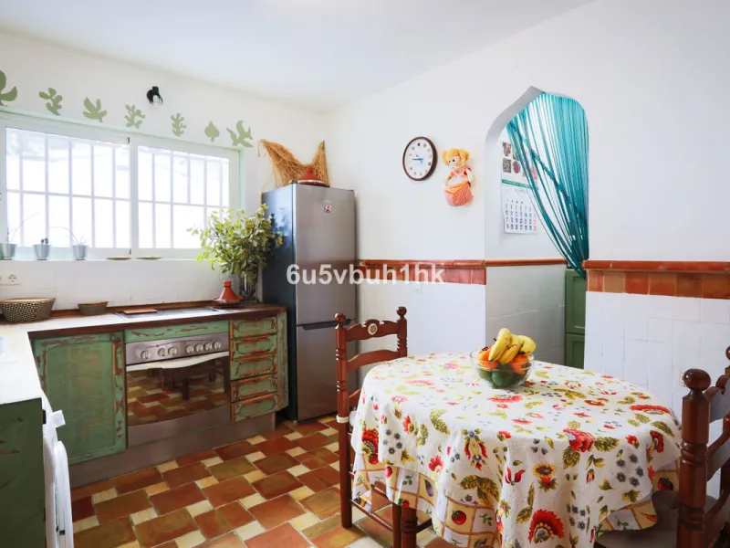 There comes a stage in life when the ideal home is no longer the biggest one — but the one that simply makes everyday living easier, more comfortable and enjoyable. This single-level property in Alhaurín de la Torre captures that idea beautifully.