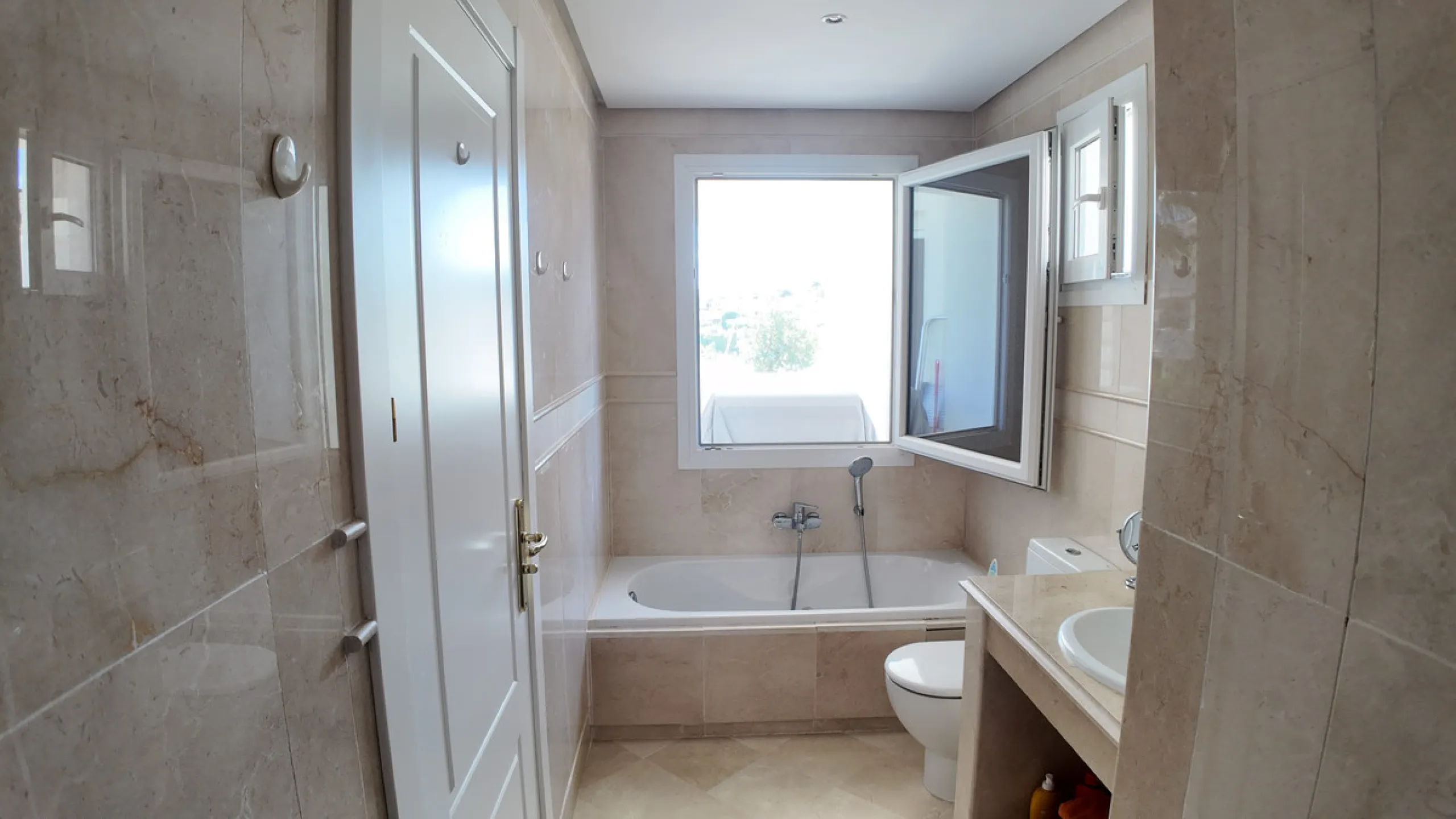 Apartment - Middle Floor Apartment в продаже в Marbella, Málaga. В доме 2 спален и 4 ванных комнат. Площадь дома 154 м²