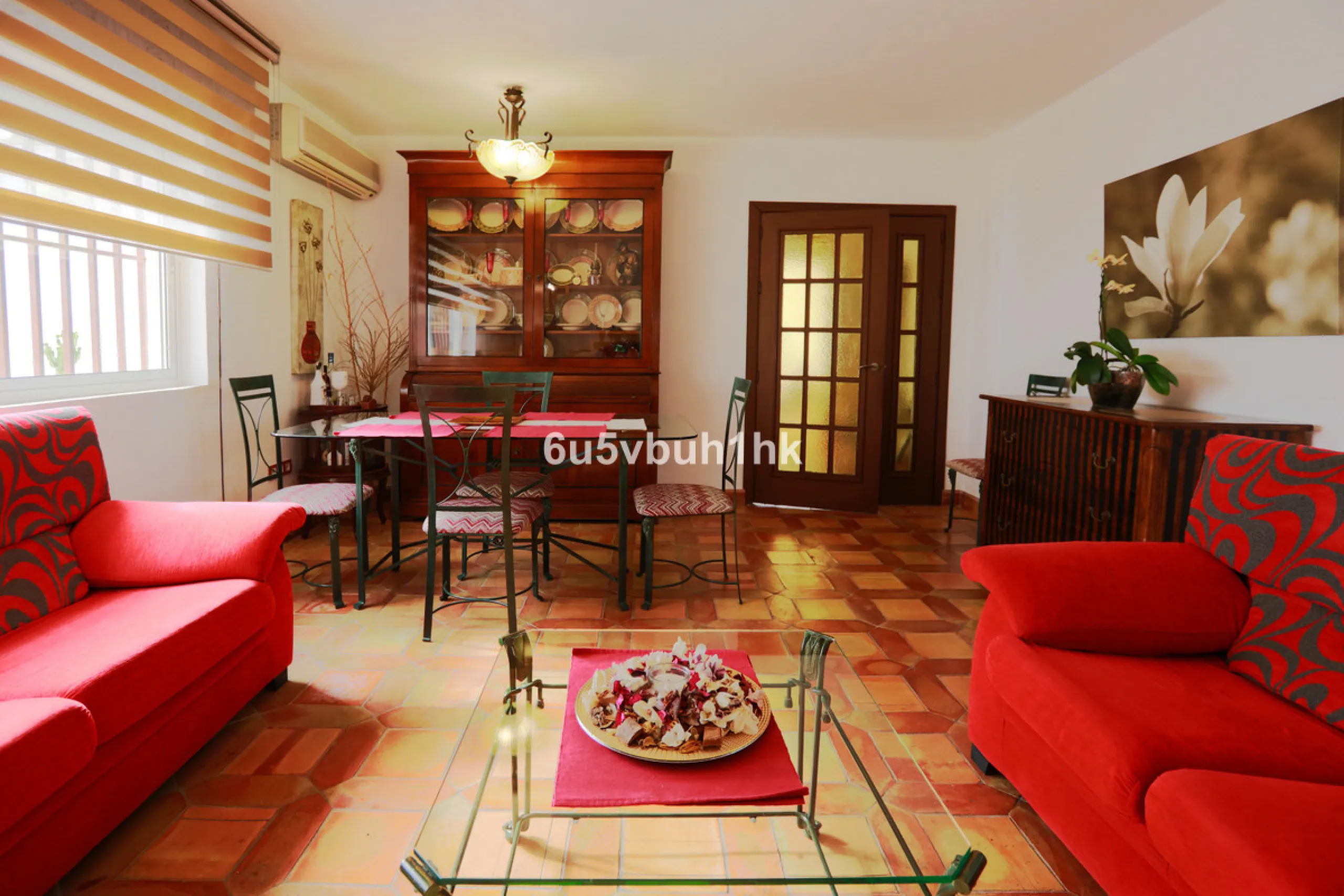 There comes a stage in life when the ideal home is no longer the biggest one — but the one that simply makes everyday living easier, more comfortable and enjoyable. This single-level property in Alhaurín de la Torre captures that idea beautifully.