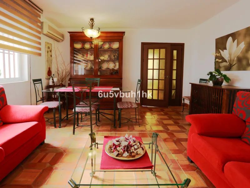 There comes a stage in life when the ideal home is no longer the biggest one — but the one that simply makes everyday living easier, more comfortable and enjoyable. This single-level property in Alhaurín de la Torre captures that idea beautifully.