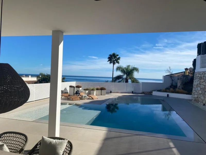 The plot has 1.374 m2, totally fenced with walls and fences and perimeter lighting. The house has 330 m2, distributed in four bedrooms (three of them en suite), five bathrooms, open plan living room and kitchen, pantry and a large hall. All this is on one