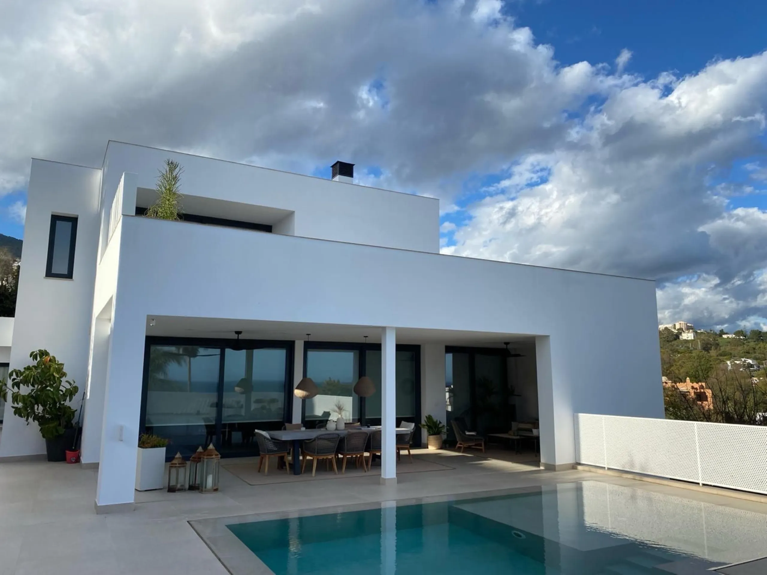The plot has 1.374 m2, totally fenced with walls and fences and perimeter lighting. The house has 330 m2, distributed in four bedrooms (three of them en suite), five bathrooms, open plan living room and kitchen, pantry and a large hall. All this is on one