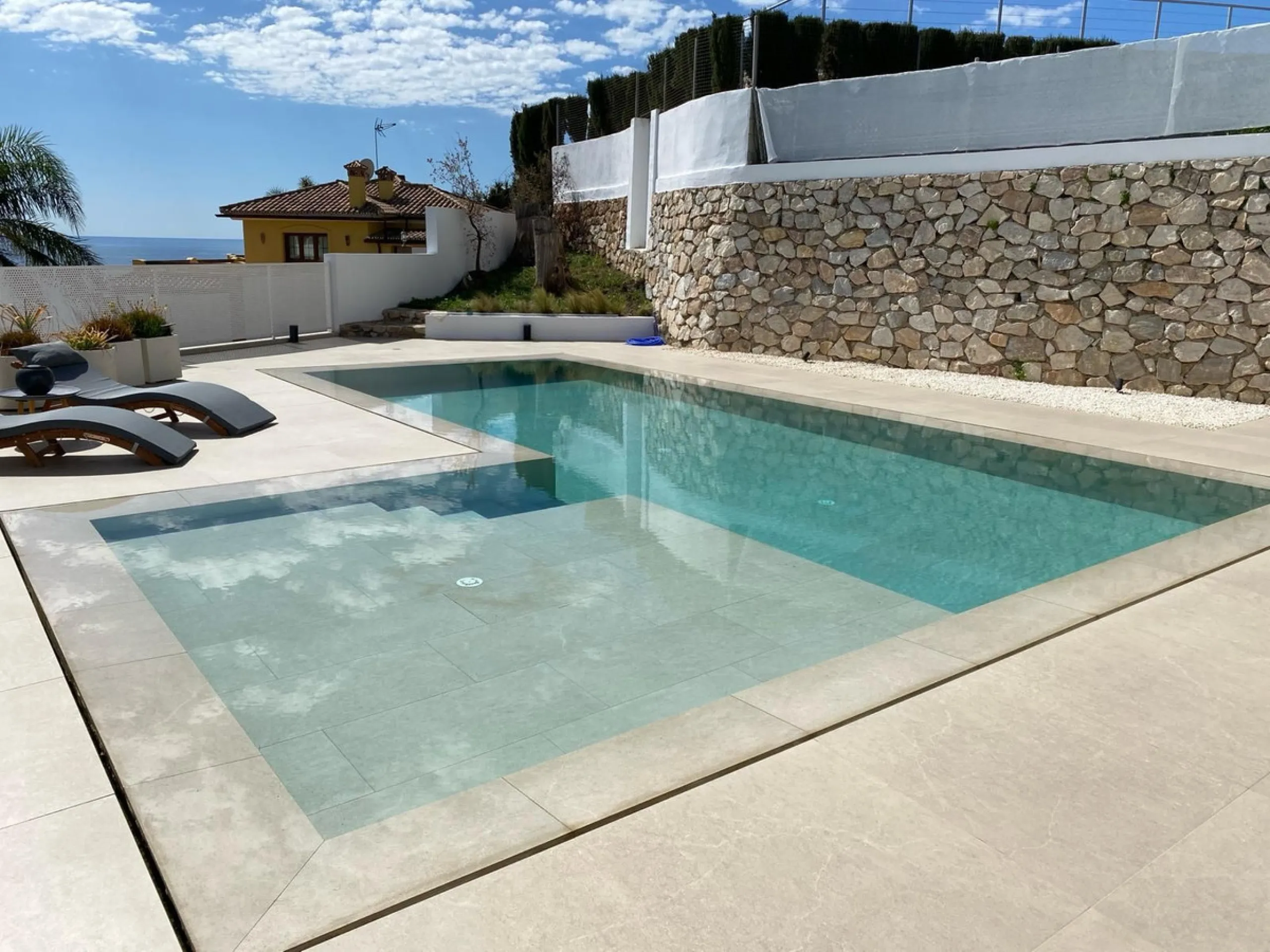 The plot has 1.374 m2, totally fenced with walls and fences and perimeter lighting. The house has 330 m2, distributed in four bedrooms (three of them en suite), five bathrooms, open plan living room and kitchen, pantry and a large hall. All this is on one