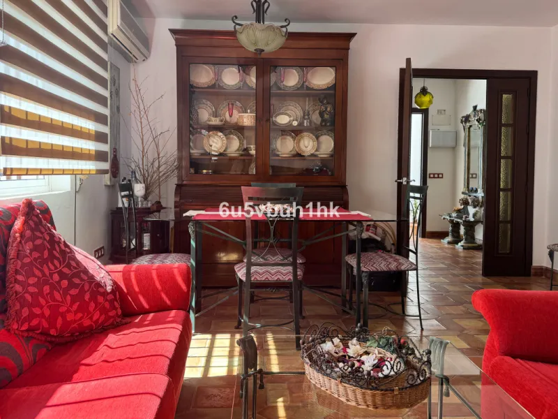 There comes a stage in life when the ideal home is no longer the biggest one — but the one that simply makes everyday living easier, more comfortable and enjoyable. This single-level property in Alhaurín de la Torre captures that idea beautifully.
