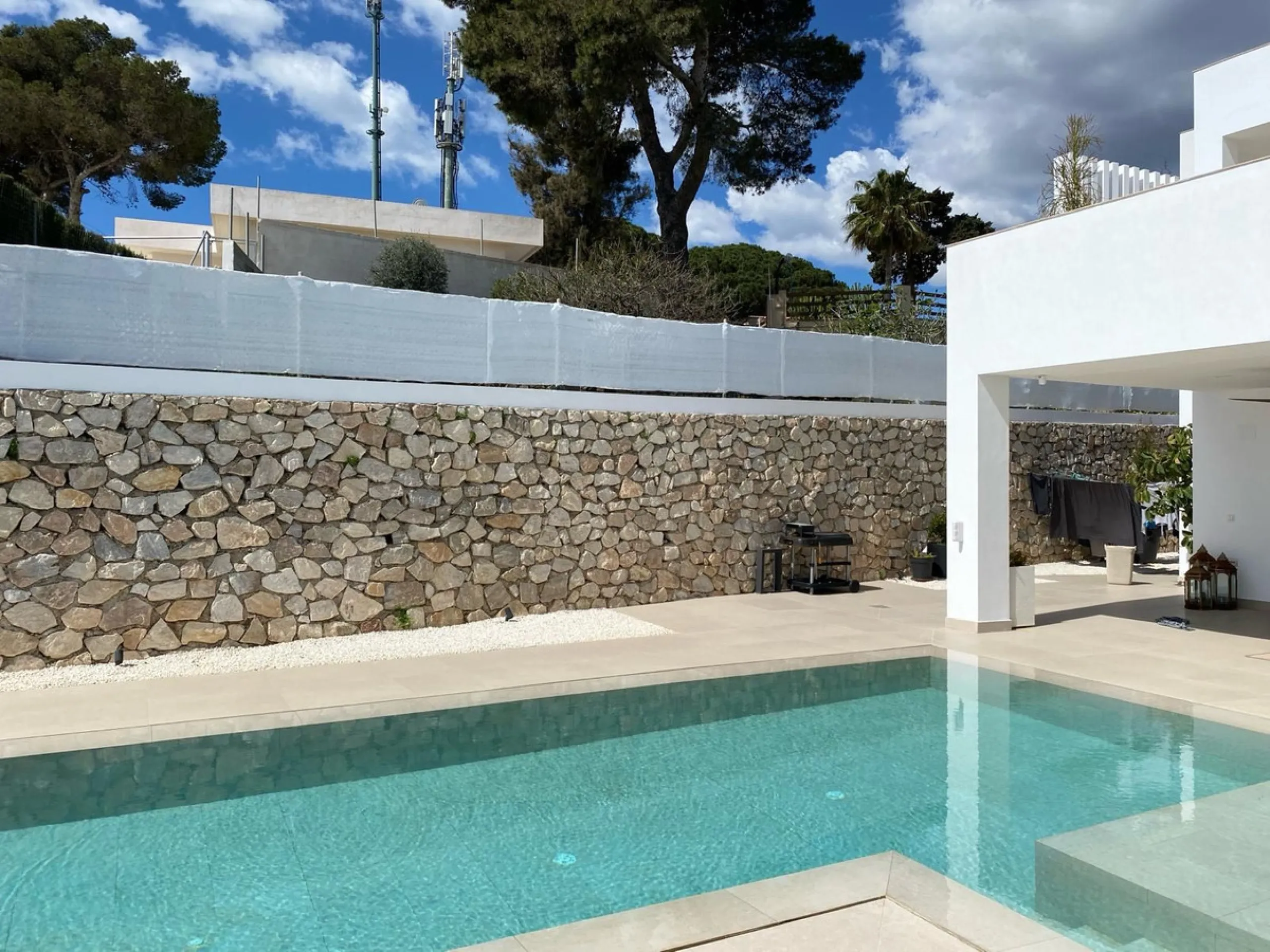 The plot has 1.374 m2, totally fenced with walls and fences and perimeter lighting. The house has 330 m2, distributed in four bedrooms (three of them en suite), five bathrooms, open plan living room and kitchen, pantry and a large hall. All this is on one
