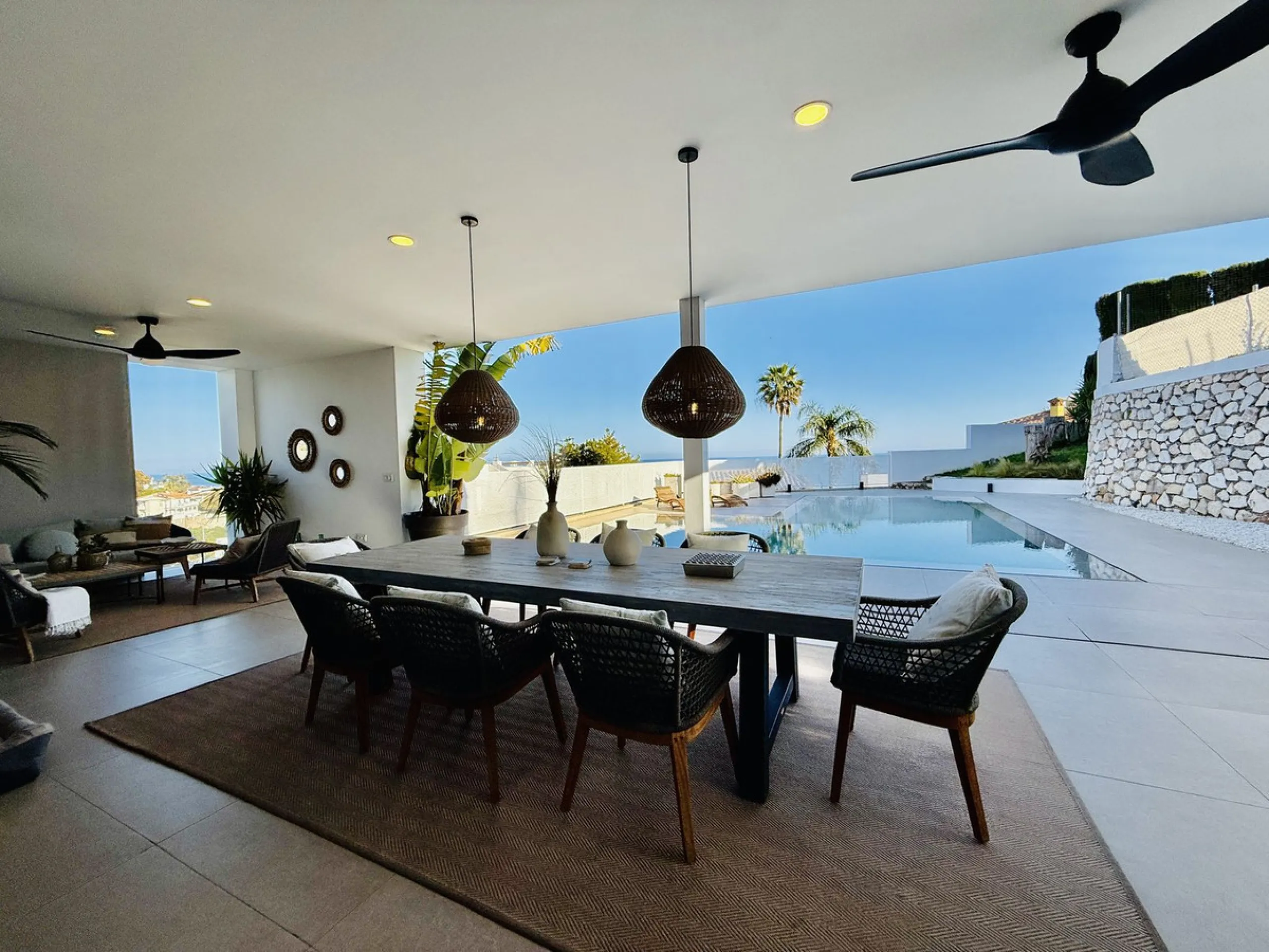 The plot has 1.374 m2, totally fenced with walls and fences and perimeter lighting. The house has 330 m2, distributed in four bedrooms (three of them en suite), five bathrooms, open plan living room and kitchen, pantry and a large hall. All this is on one