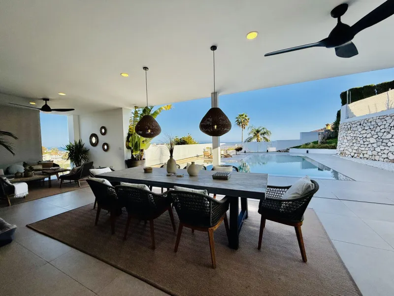 The plot has 1.374 m2, totally fenced with walls and fences and perimeter lighting. The house has 330 m2, distributed in four bedrooms (three of them en suite), five bathrooms, open plan living room and kitchen, pantry and a large hall. All this is on one