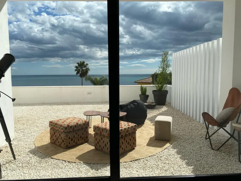The plot has 1.374 m2, totally fenced with walls and fences and perimeter lighting. The house has 330 m2, distributed in four bedrooms (three of them en suite), five bathrooms, open plan living room and kitchen, pantry and a large hall. All this is on one