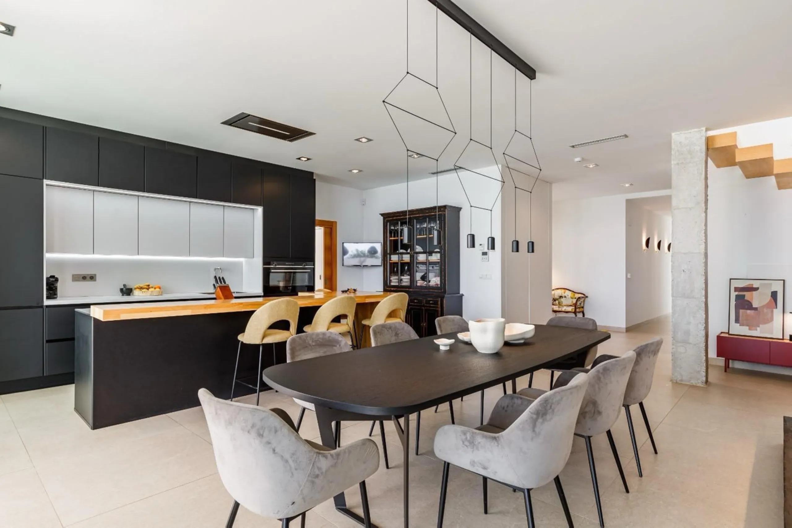 The plot has 1.374 m2, totally fenced with walls and fences and perimeter lighting. The house has 330 m2, distributed in four bedrooms (three of them en suite), five bathrooms, open plan living room and kitchen, pantry and a large hall. All this is on one