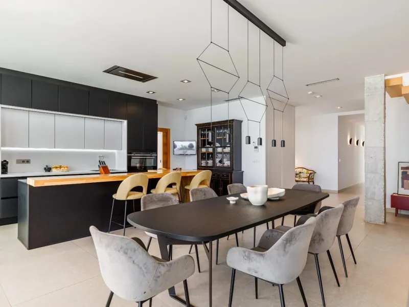 The plot has 1.374 m2, totally fenced with walls and fences and perimeter lighting. The house has 330 m2, distributed in four bedrooms (three of them en suite), five bathrooms, open plan living room and kitchen, pantry and a large hall. All this is on one