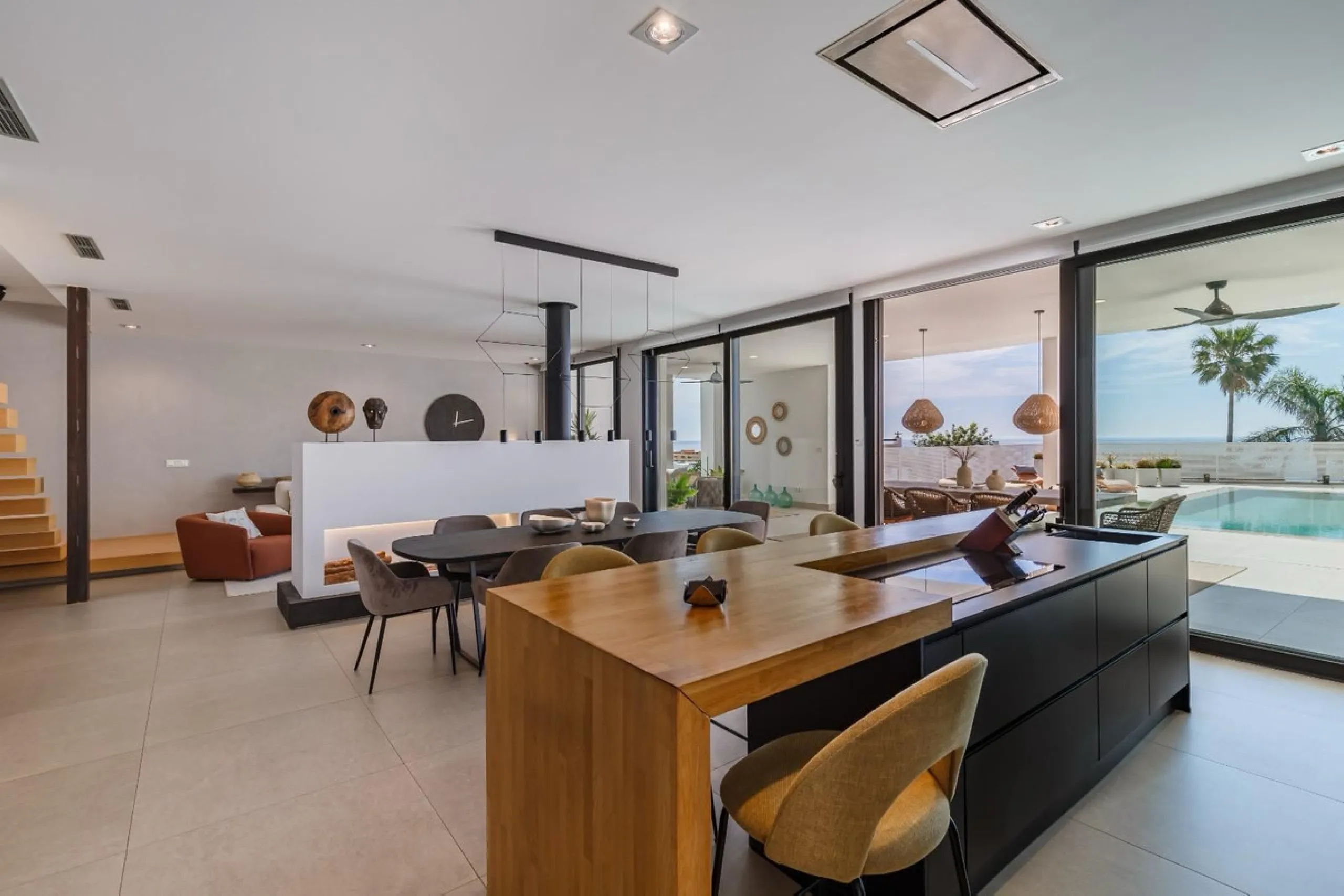 The plot has 1.374 m2, totally fenced with walls and fences and perimeter lighting. The house has 330 m2, distributed in four bedrooms (three of them en suite), five bathrooms, open plan living room and kitchen, pantry and a large hall. All this is on one