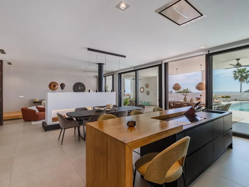 The plot has 1.374 m2, totally fenced with walls and fences and perimeter lighting. The house has 330 m2, distributed in four bedrooms (three of them en suite), five bathrooms, open plan living room and kitchen, pantry and a large hall. All this is on one