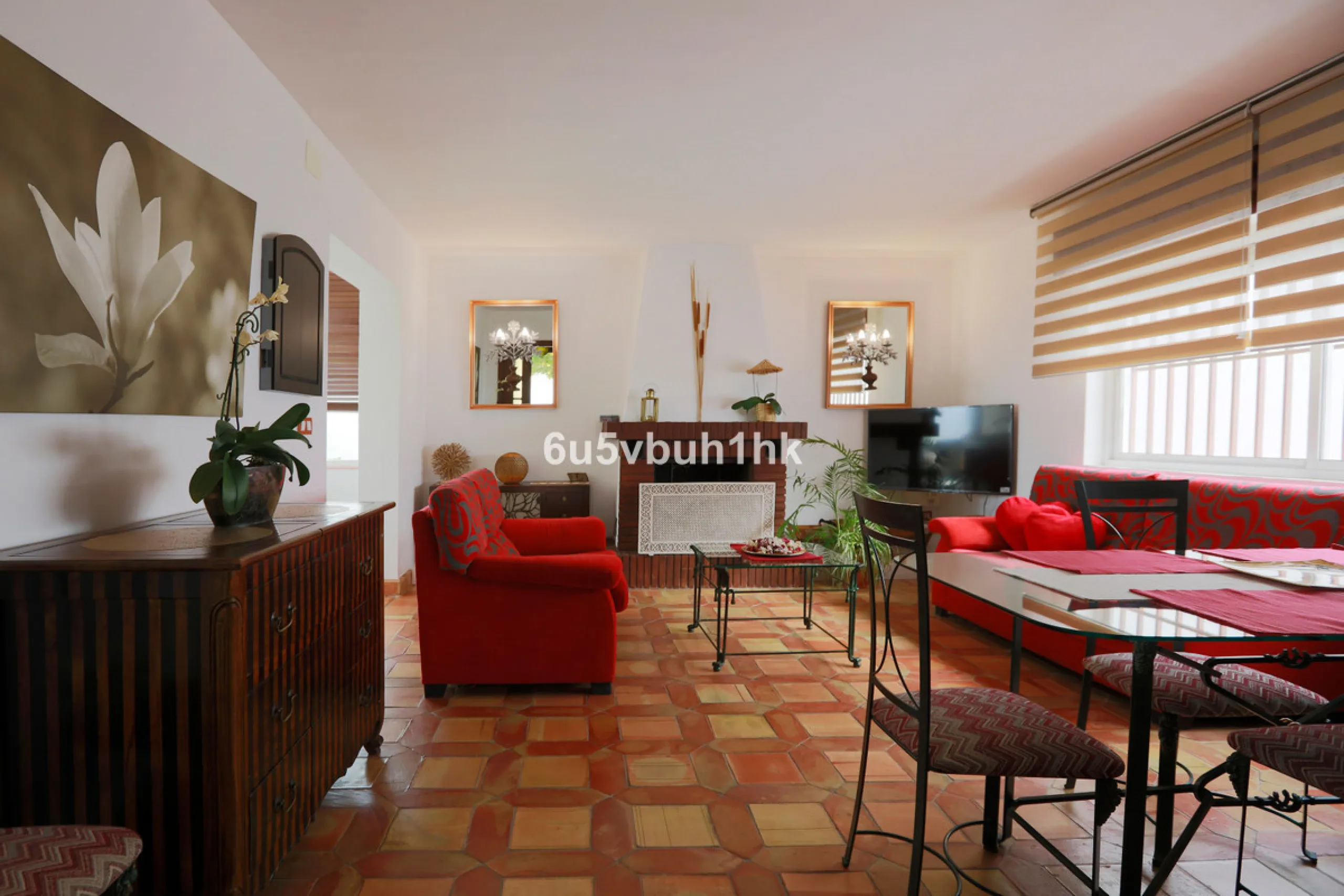 There comes a stage in life when the ideal home is no longer the biggest one — but the one that simply makes everyday living easier, more comfortable and enjoyable. This single-level property in Alhaurín de la Torre captures that idea beautifully.