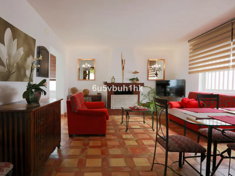 There comes a stage in life when the ideal home is no longer the biggest one — but the one that simply makes everyday living easier, more comfortable and enjoyable. This single-level property in Alhaurín de la Torre captures that idea beautifully.