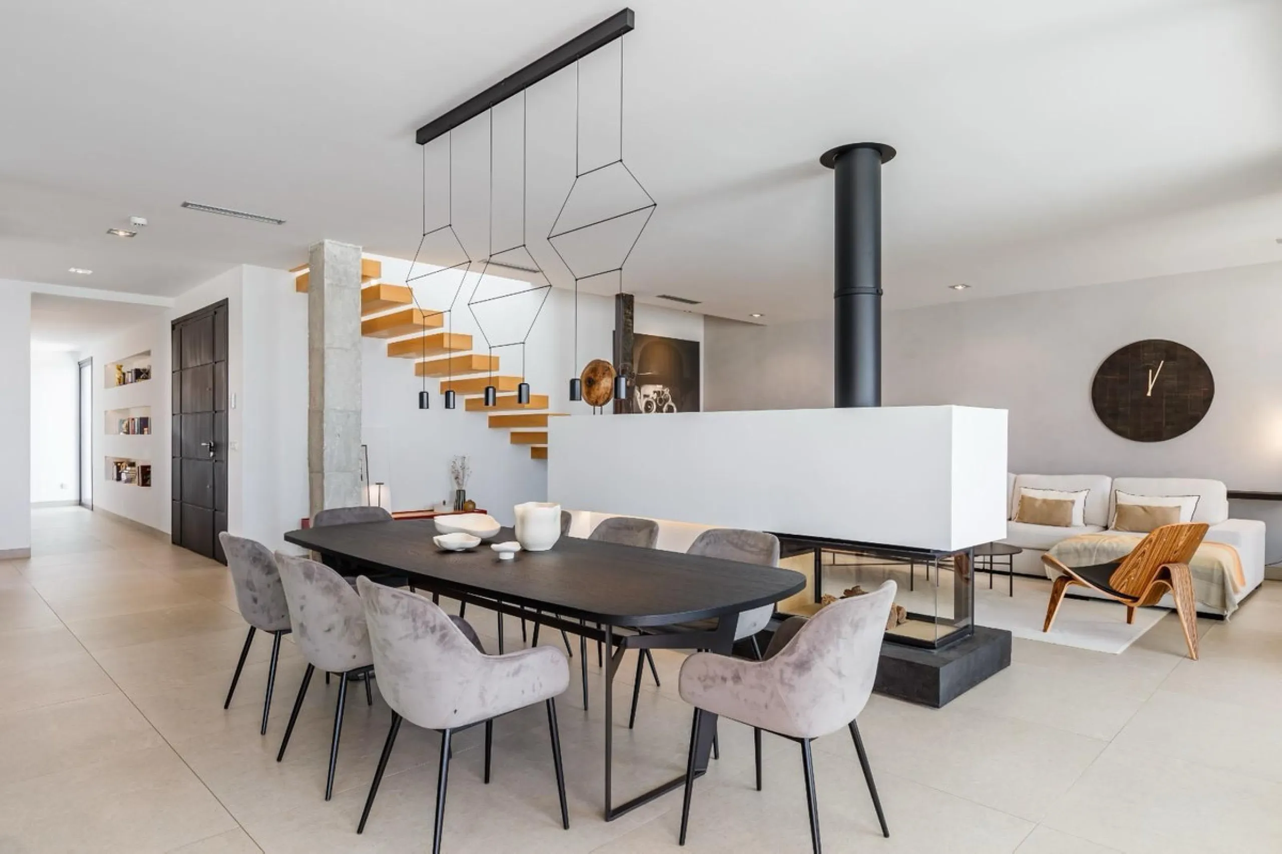 The plot has 1.374 m2, totally fenced with walls and fences and perimeter lighting. The house has 330 m2, distributed in four bedrooms (three of them en suite), five bathrooms, open plan living room and kitchen, pantry and a large hall. All this is on one