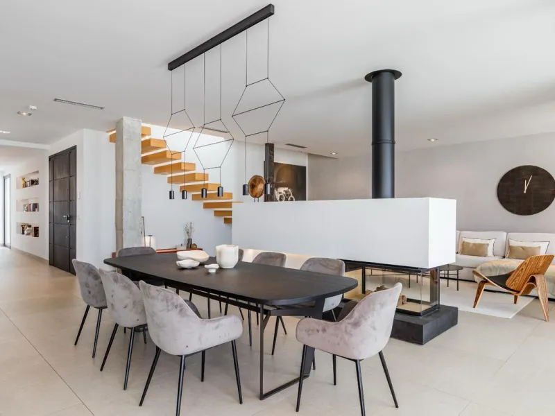 The plot has 1.374 m2, totally fenced with walls and fences and perimeter lighting. The house has 330 m2, distributed in four bedrooms (three of them en suite), five bathrooms, open plan living room and kitchen, pantry and a large hall. All this is on one