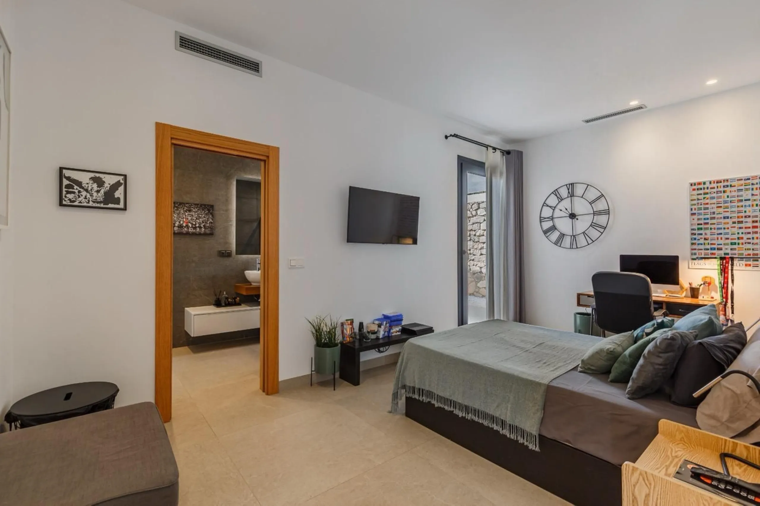 The plot has 1.374 m2, totally fenced with walls and fences and perimeter lighting. The house has 330 m2, distributed in four bedrooms (three of them en suite), five bathrooms, open plan living room and kitchen, pantry and a large hall. All this is on one