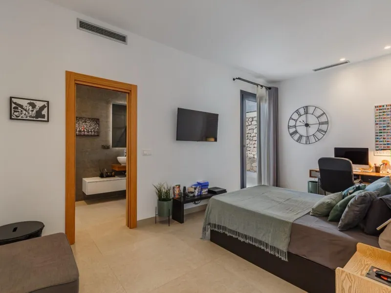 The plot has 1.374 m2, totally fenced with walls and fences and perimeter lighting. The house has 330 m2, distributed in four bedrooms (three of them en suite), five bathrooms, open plan living room and kitchen, pantry and a large hall. All this is on one