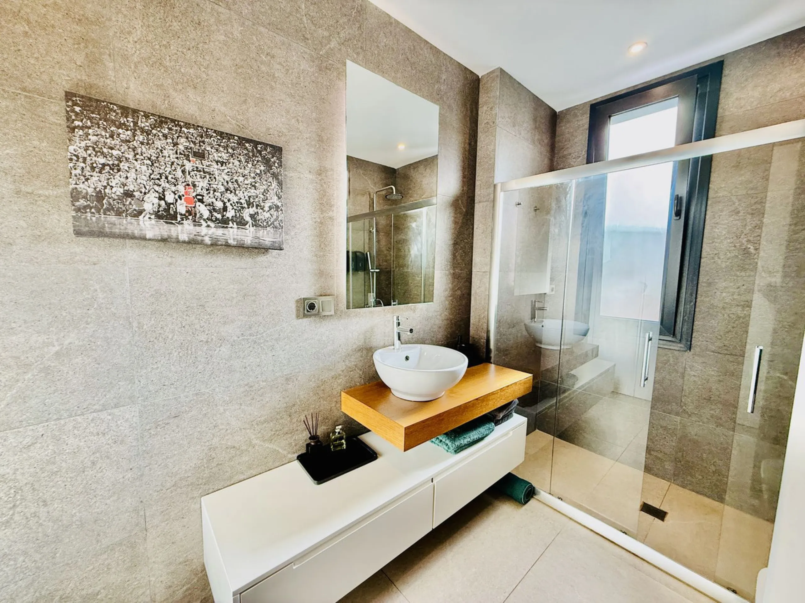 The plot has 1.374 m2, totally fenced with walls and fences and perimeter lighting. The house has 330 m2, distributed in four bedrooms (three of them en suite), five bathrooms, open plan living room and kitchen, pantry and a large hall. All this is on one