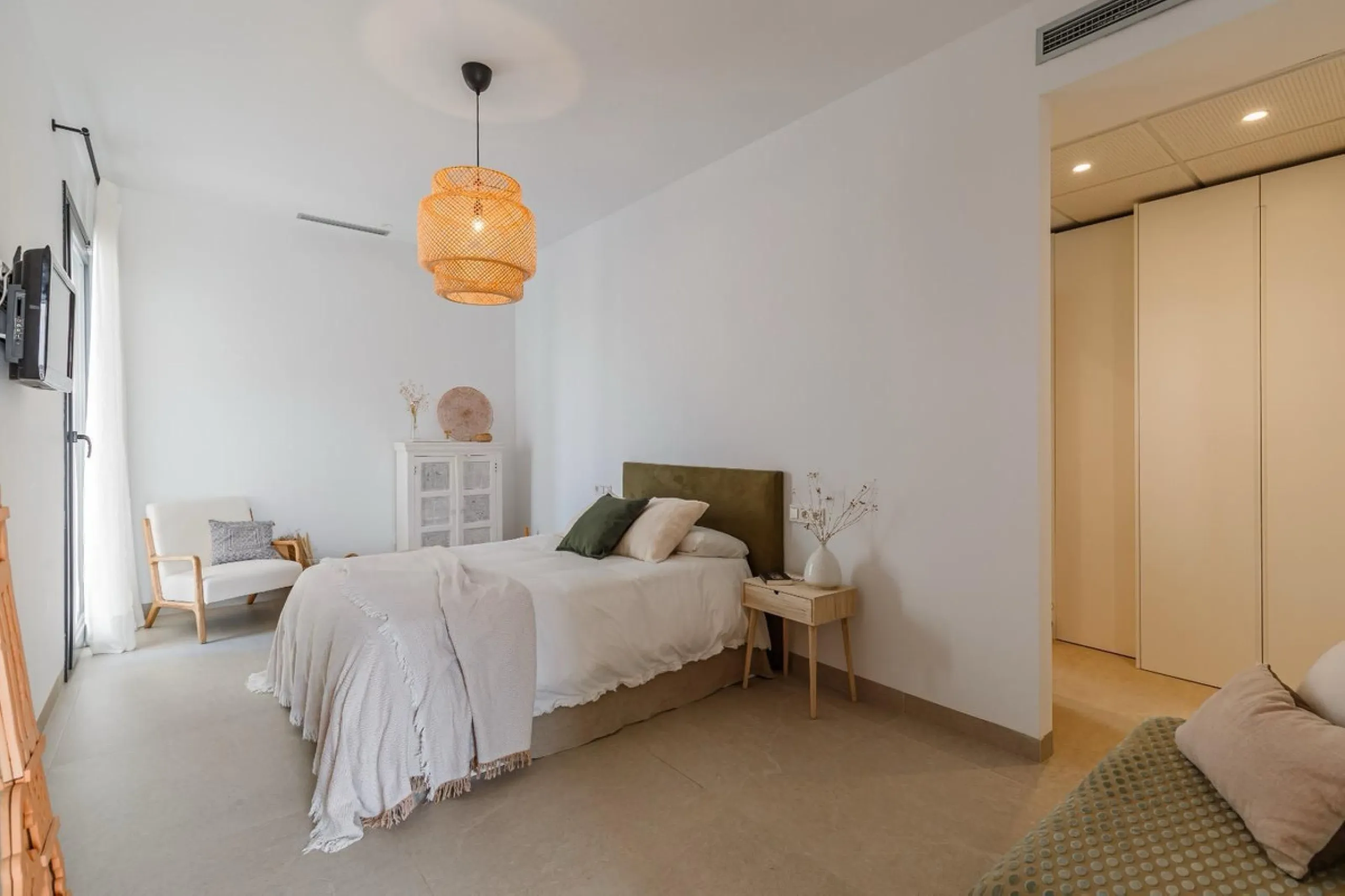 The plot has 1.374 m2, totally fenced with walls and fences and perimeter lighting. The house has 330 m2, distributed in four bedrooms (three of them en suite), five bathrooms, open plan living room and kitchen, pantry and a large hall. All this is on one