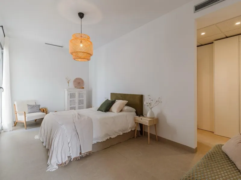 The plot has 1.374 m2, totally fenced with walls and fences and perimeter lighting. The house has 330 m2, distributed in four bedrooms (three of them en suite), five bathrooms, open plan living room and kitchen, pantry and a large hall. All this is on one