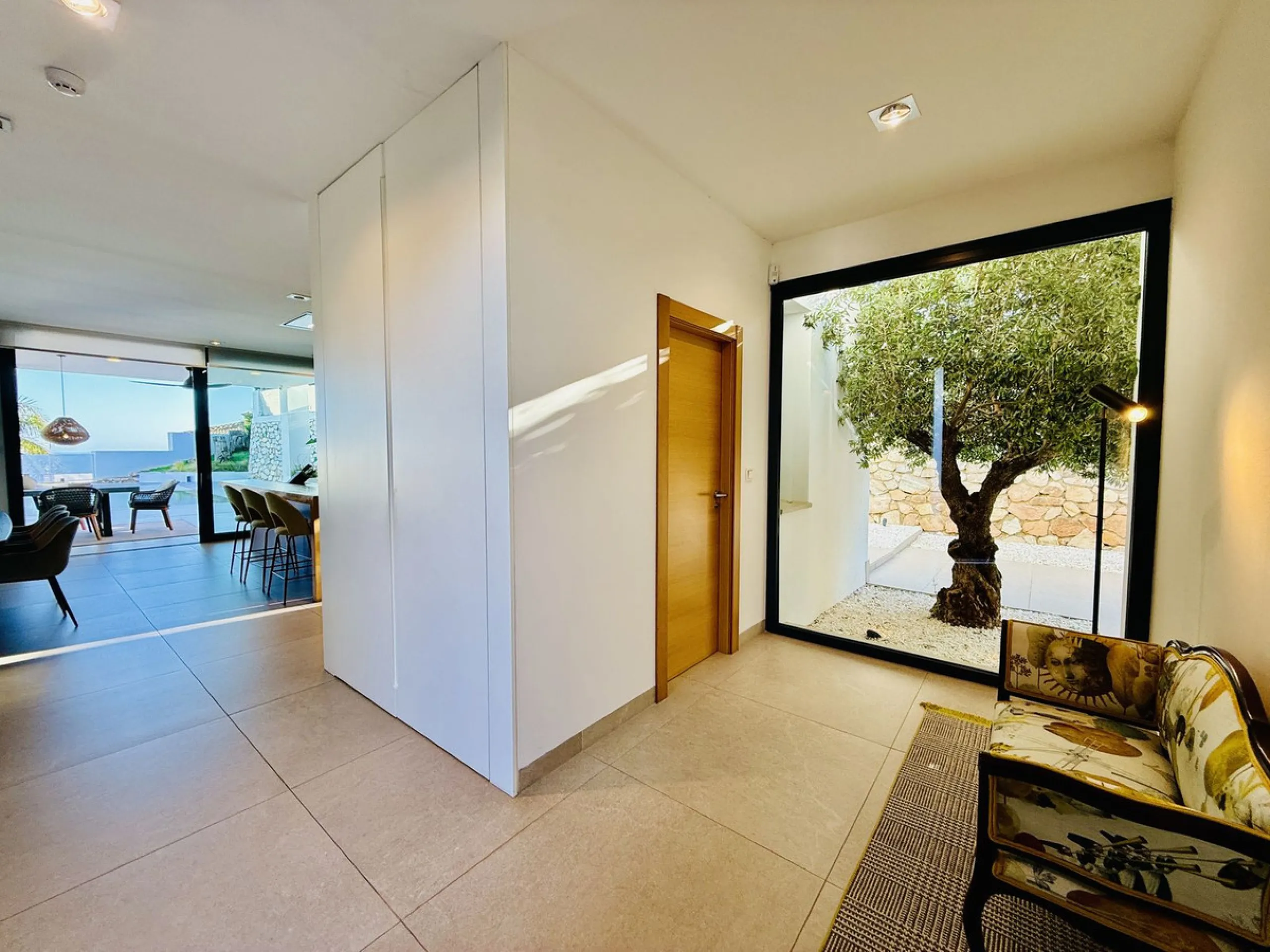 The plot has 1.374 m2, totally fenced with walls and fences and perimeter lighting. The house has 330 m2, distributed in four bedrooms (three of them en suite), five bathrooms, open plan living room and kitchen, pantry and a large hall. All this is on one