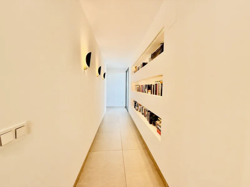 The plot has 1.374 m2, totally fenced with walls and fences and perimeter lighting. The house has 330 m2, distributed in four bedrooms (three of them en suite), five bathrooms, open plan living room and kitchen, pantry and a large hall. All this is on one