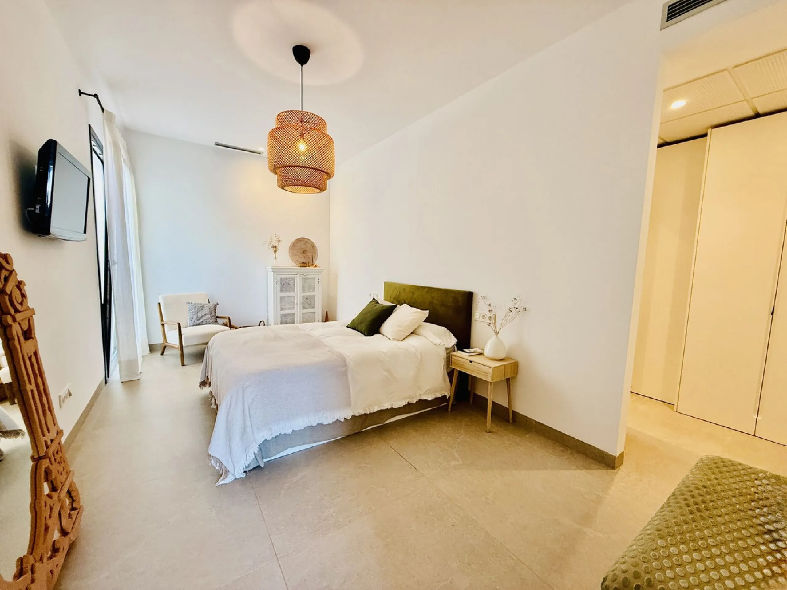 The plot has 1.374 m2, totally fenced with walls and fences and perimeter lighting. The house has 330 m2, distributed in four bedrooms (three of them en suite), five bathrooms, open plan living room and kitchen, pantry and a large hall. All this is on one