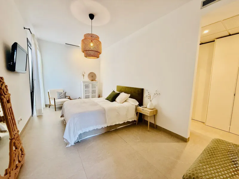 The plot has 1.374 m2, totally fenced with walls and fences and perimeter lighting. The house has 330 m2, distributed in four bedrooms (three of them en suite), five bathrooms, open plan living room and kitchen, pantry and a large hall. All this is on one
