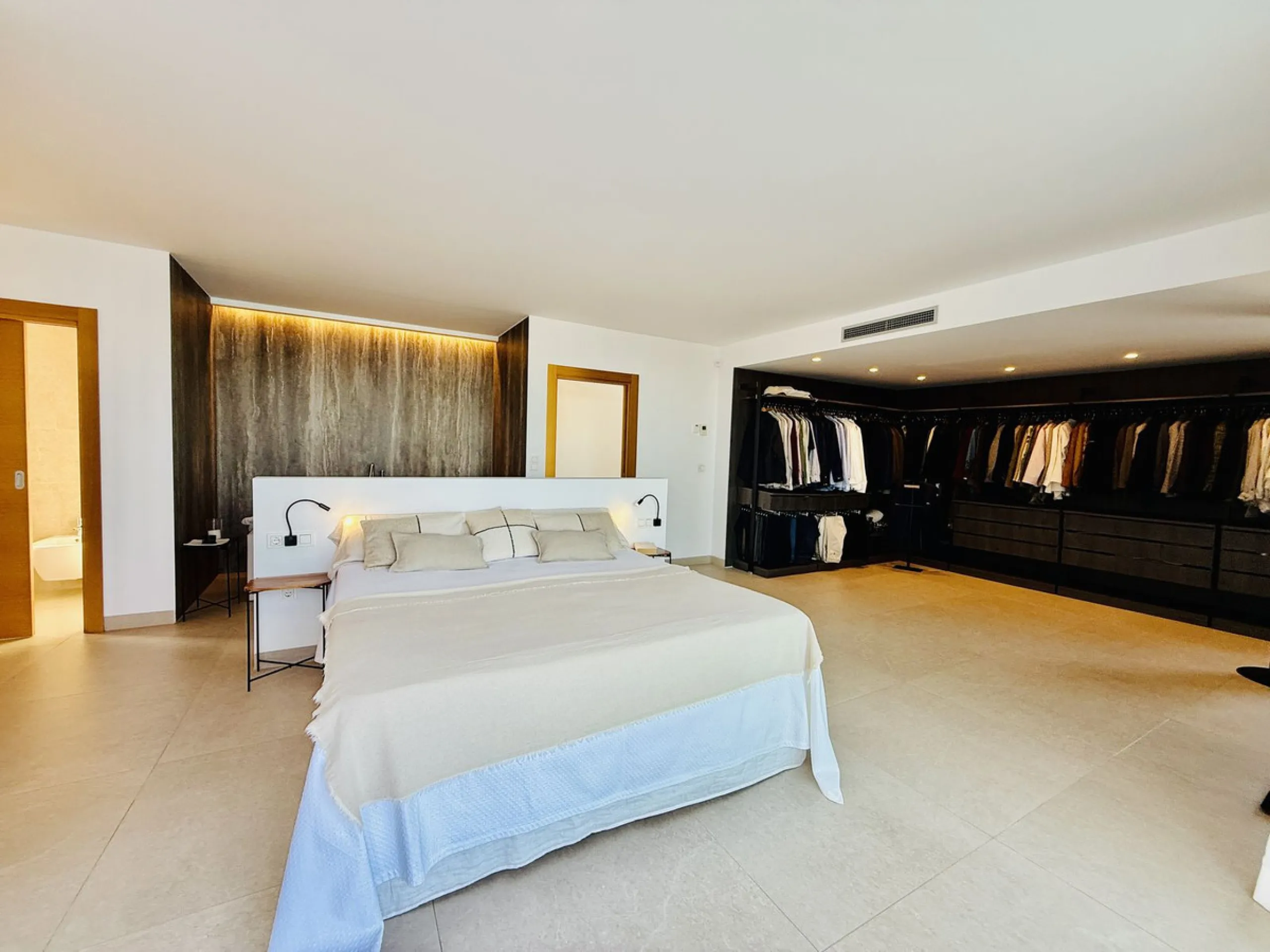 The plot has 1.374 m2, totally fenced with walls and fences and perimeter lighting. The house has 330 m2, distributed in four bedrooms (three of them en suite), five bathrooms, open plan living room and kitchen, pantry and a large hall. All this is on one