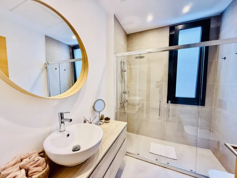 The plot has 1.374 m2, totally fenced with walls and fences and perimeter lighting. The house has 330 m2, distributed in four bedrooms (three of them en suite), five bathrooms, open plan living room and kitchen, pantry and a large hall. All this is on one