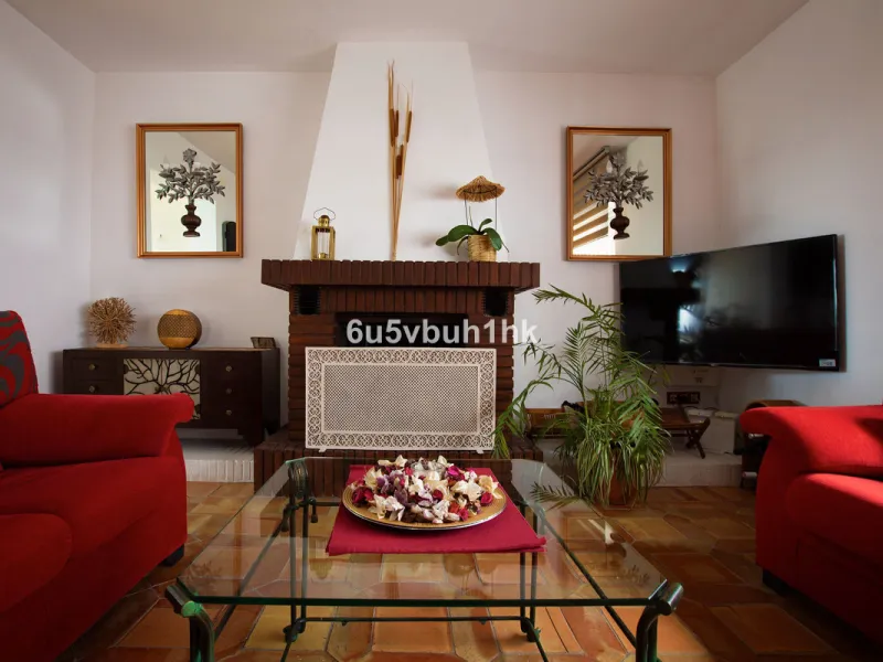 There comes a stage in life when the ideal home is no longer the biggest one — but the one that simply makes everyday living easier, more comfortable and enjoyable. This single-level property in Alhaurín de la Torre captures that idea beautifully.