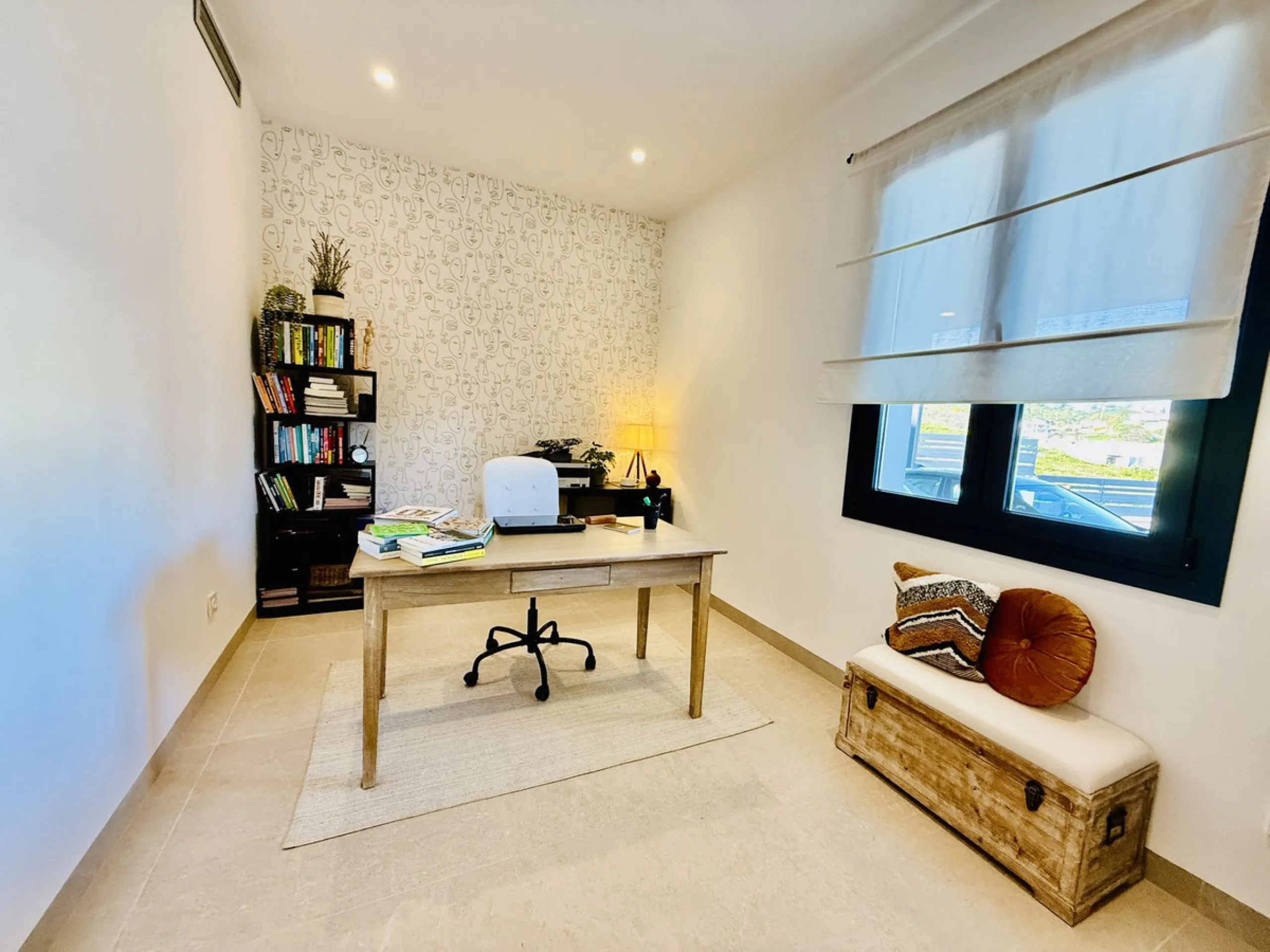 The plot has 1.374 m2, totally fenced with walls and fences and perimeter lighting. The house has 330 m2, distributed in four bedrooms (three of them en suite), five bathrooms, open plan living room and kitchen, pantry and a large hall. All this is on one