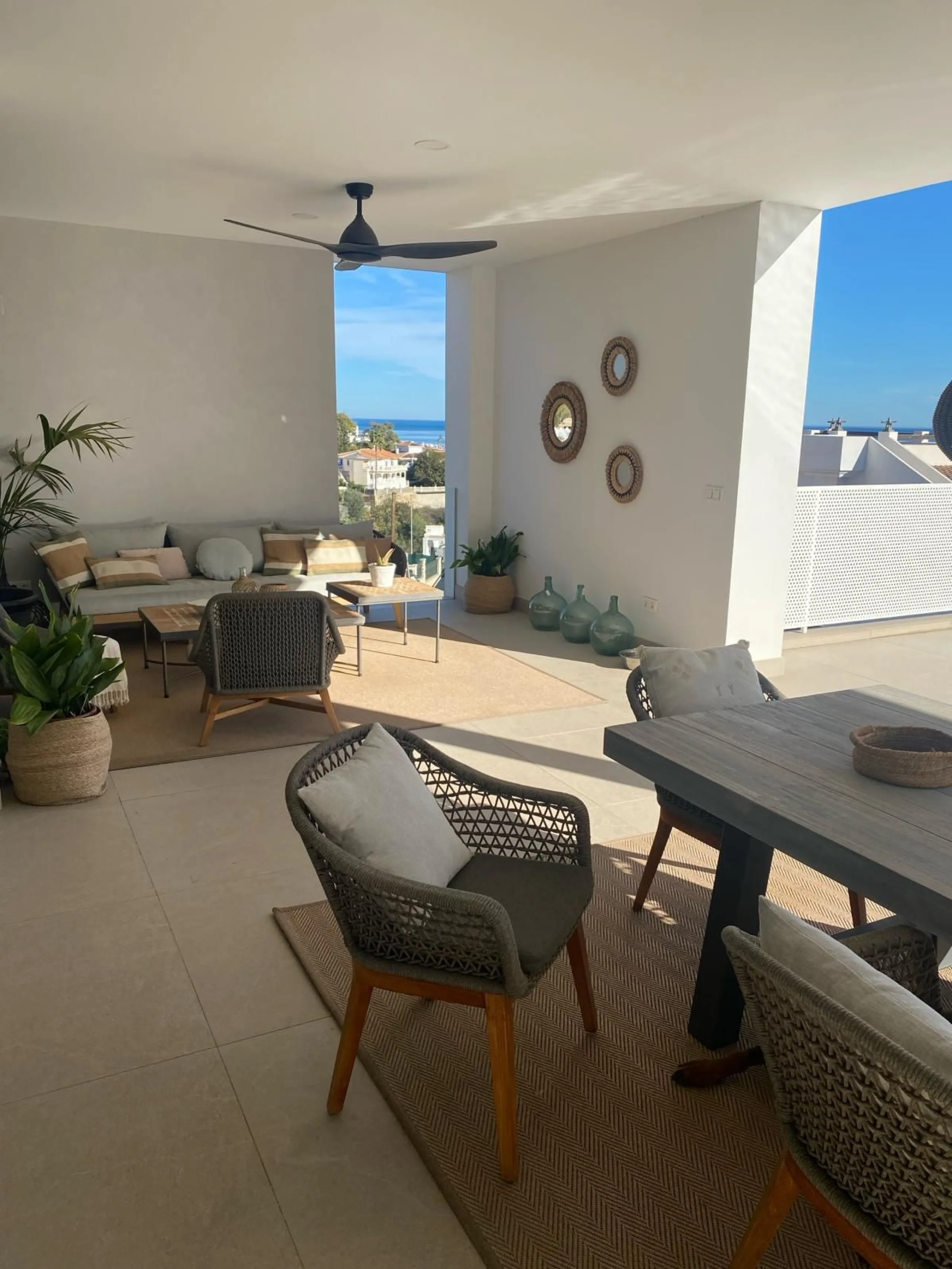 The plot has 1.374 m2, totally fenced with walls and fences and perimeter lighting. The house has 330 m2, distributed in four bedrooms (three of them en suite), five bathrooms, open plan living room and kitchen, pantry and a large hall. All this is on one