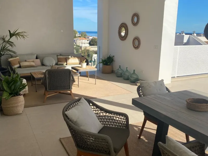 The plot has 1.374 m2, totally fenced with walls and fences and perimeter lighting. The house has 330 m2, distributed in four bedrooms (three of them en suite), five bathrooms, open plan living room and kitchen, pantry and a large hall. All this is on one