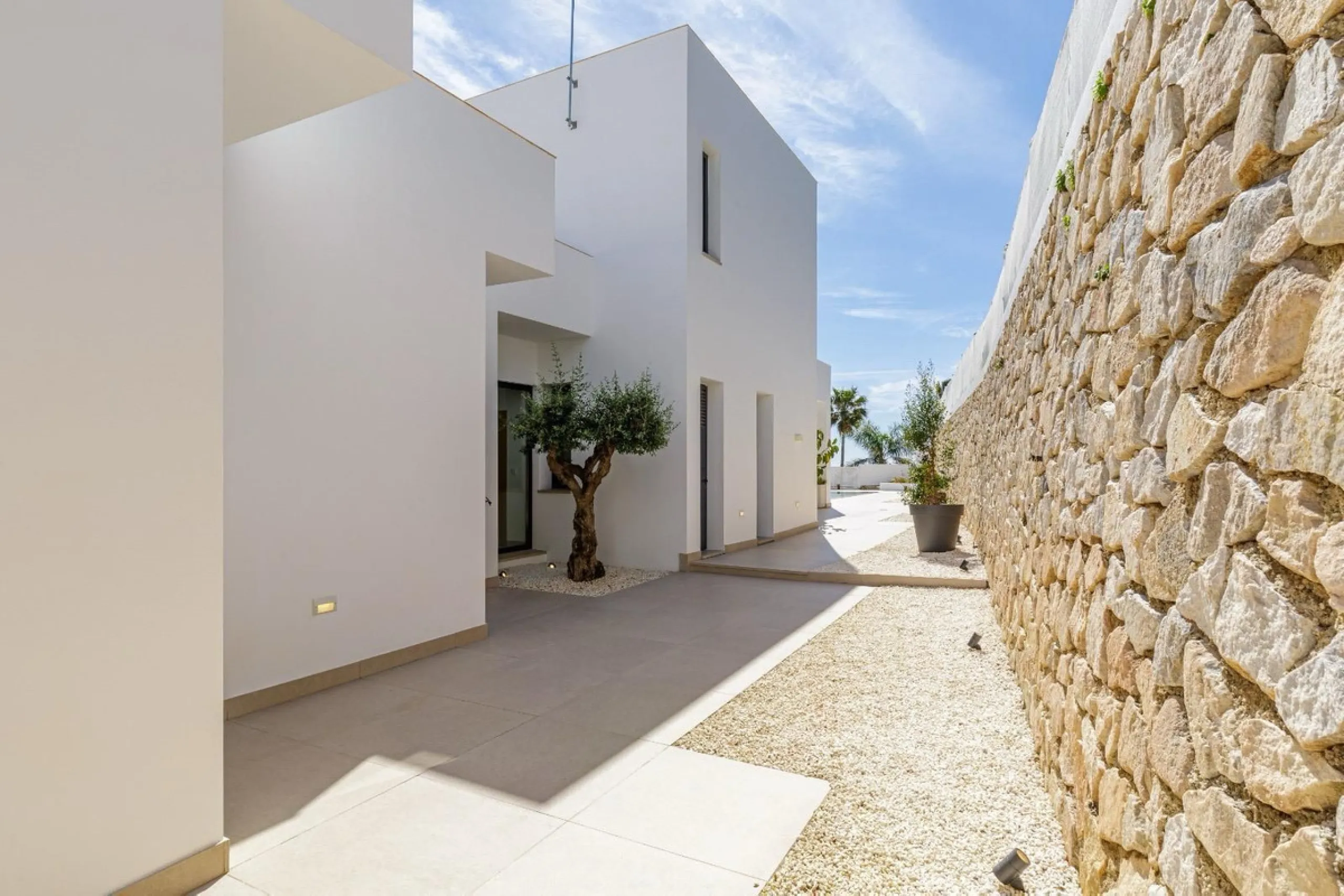 The plot has 1.374 m2, totally fenced with walls and fences and perimeter lighting. The house has 330 m2, distributed in four bedrooms (three of them en suite), five bathrooms, open plan living room and kitchen, pantry and a large hall. All this is on one