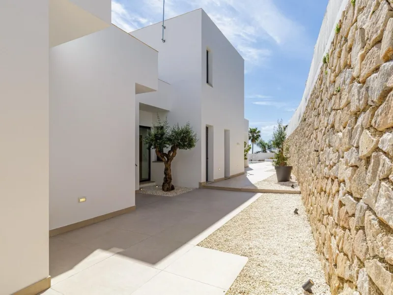 The plot has 1.374 m2, totally fenced with walls and fences and perimeter lighting. The house has 330 m2, distributed in four bedrooms (three of them en suite), five bathrooms, open plan living room and kitchen, pantry and a large hall. All this is on one