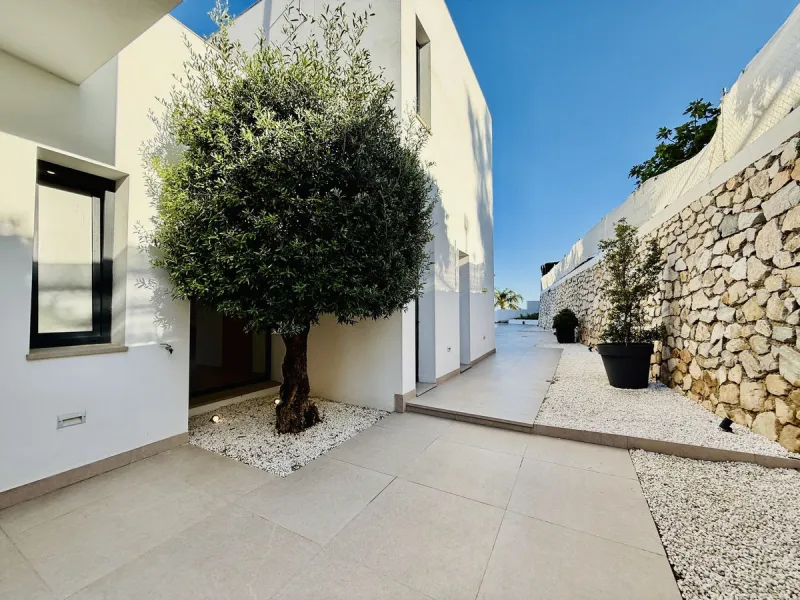 The plot has 1.374 m2, totally fenced with walls and fences and perimeter lighting. The house has 330 m2, distributed in four bedrooms (three of them en suite), five bathrooms, open plan living room and kitchen, pantry and a large hall. All this is on one