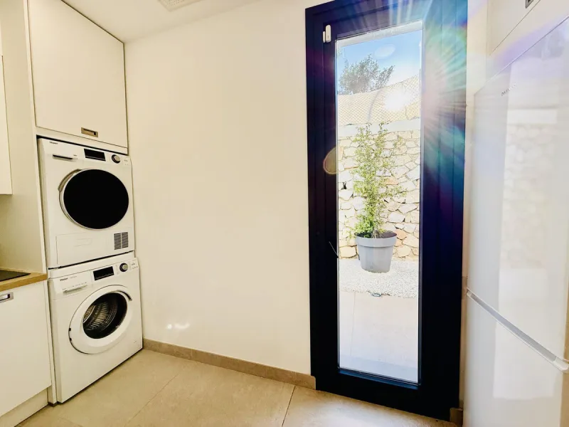 The plot has 1.374 m2, totally fenced with walls and fences and perimeter lighting. The house has 330 m2, distributed in four bedrooms (three of them en suite), five bathrooms, open plan living room and kitchen, pantry and a large hall. All this is on one